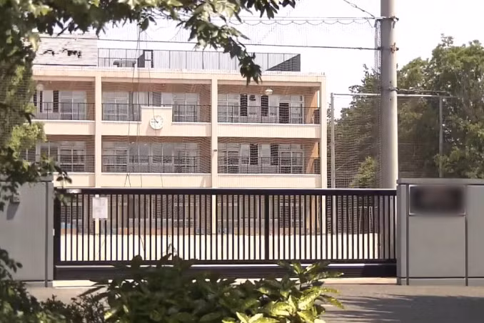 Hoc sinh nga trong gio the duc vo tinh phat hien dieu ghe ron