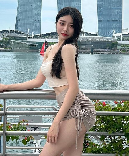 Các fan hâm mộ của cô nàng không ngừng tán dương khuôn mặt xinh đẹp ăn ảnh và đường cong mê người của Nghiên Nghiên Nhi.