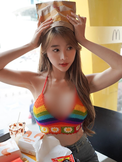 Đa số mọi người đều tán dương nhan sắc của hot girl Valent và cho rằng cô nàng thực sự xinh đẹp nổi bật khi diện thiết kế này.