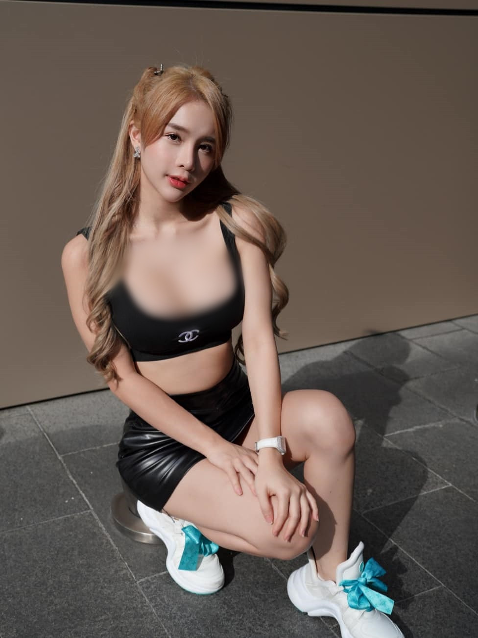 Bất chấp những lời chỉ trích, Valent cho biết cô nàng thấy trang phục của mình khá ổn, không bị phô trương hay lố bịch, quá đà.