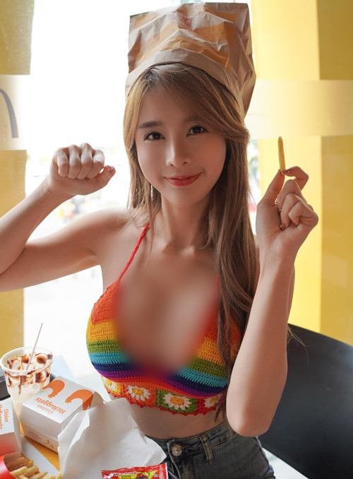 Mới đây, hình ảnh Valent, một trong những hot girl gợi cảm top đầu ở Malaysia, khoe dáng trong chiếc áo len móc bảy sắc cầu vồng nhận được sự chú ý lớn. (Nguồn ảnh: FB)