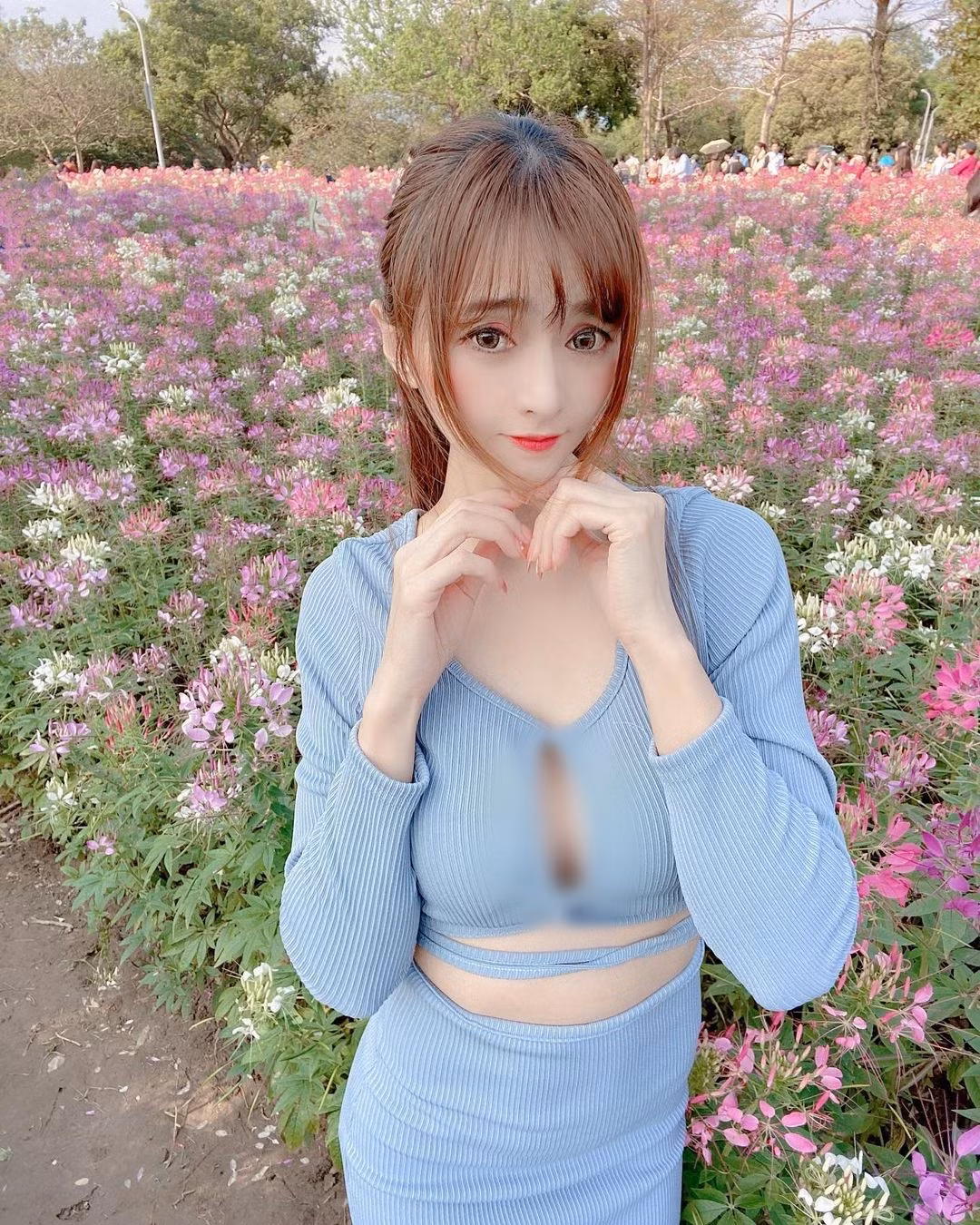 Tính cả trên Facebook và IG, Tâm Nguyệt có tới hơn 2 triệu người yêu thích, theo dõi, mỗi bức ảnh của cô nàng nhận được hàng chục ngàn đến trăm ngàn lượt like và share.