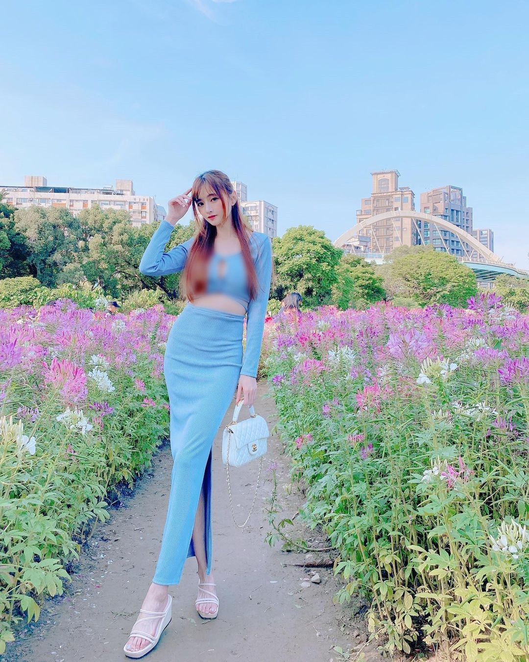 Mới đây, hình ảnh Tâm Nguyệt diện đồ bó sát, khoe ba vòng gợi cảm giữa biển hoa lộng lẫy thu hút được đông đảo sự chú ý.