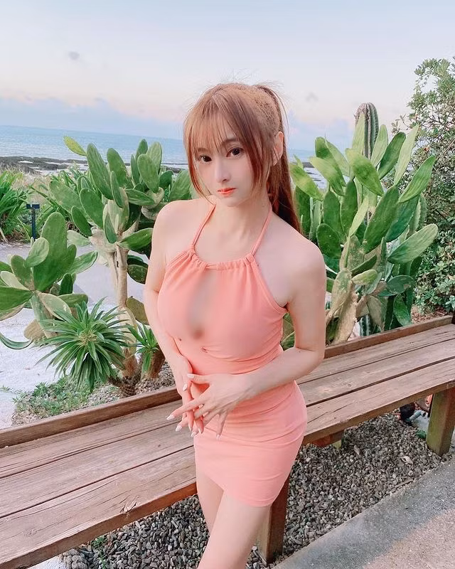 Khuôn mặt xinh như búp bê cùng với thân hình bốc lửa giúp hot girl gợi cảm Tâm Nguyệt bật lên, trở thành một trong những hot girl hàng đầu.