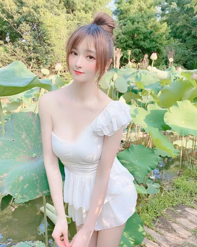 Bức ảnh cô nàng cúi người nhẹ nhàng, khoe dáng bên hoa sen cũng thu hút được nhiều lượt yêu thích.