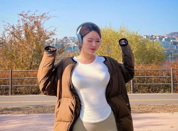 Đa số các fan hâm mộ của cô nàng đều cho rằng Moon Fit sở hữu thân hình đồng hồ cát chuẩn Âu - Mỹ.