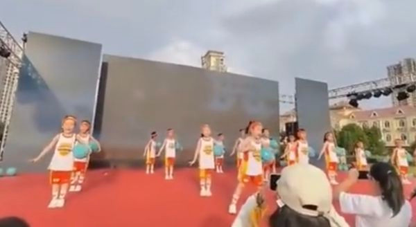 Dua con di dien van nghe, cha me khoc thet vi dieu nay