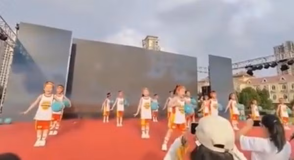 Dua con di dien van nghe, cha me khoc thet vi dieu nay