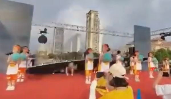 Dua con di dien van nghe, cha me khoc thet vi dieu nay-Hinh-2