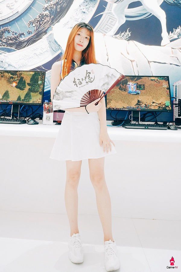 Tuy nhiên đến năm 2015, ChinaJoy đã ban hành các quy định mới rất khắt khe đối với những người mẫu, show girl tham gia sự kiện. Cụ thể, một nội dung trong bản quy định đã gây lên nhiều tranh cãi: Phục trang bên dưới của người mẫu nữ mặc dưới rốn 2cm để lộ xương hông và xương chậu, quần ngắn, váy ngắn dưới đường mông, vi phạm sẽ xử phạt số tiền tương đương 17,5 triệu đồng.