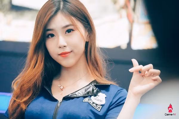 Người mẫu nam/nữ ở hiện trường chụp ảnh với quần chúng tỏ ra bất nhã hoặc tạo dáng quá thân mật. Xử phạt số tiền tương đương 35 triệu đồng.