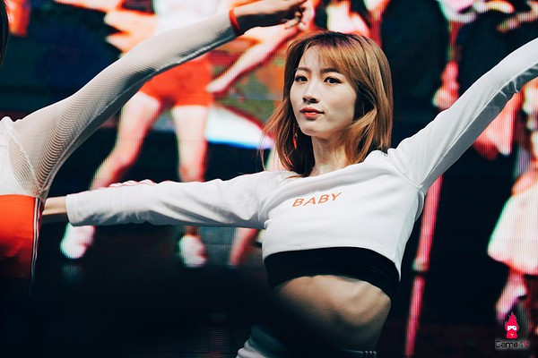 Show girl, người mẫu tham gia ChinaJoy hiện nay có cách ăn mặc rất tiết chế. Tuy không phải là kín đáo hoàn toàn nhưng những trang phục "có mặc cũng như không" đã không còn xuất hiện nữa.