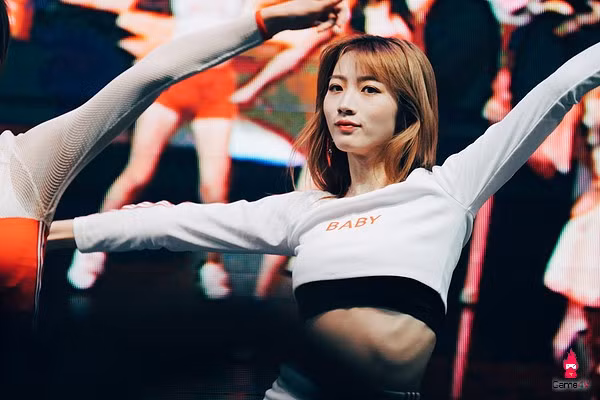 Show girl, người mẫu tham gia ChinaJoy hiện nay có cách ăn mặc rất tiết chế. Tuy không phải là kín đáo hoàn toàn nhưng những trang phục "có mặc cũng như không" đã không còn xuất hiện nữa.