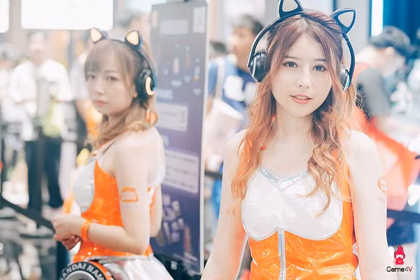 Là một triển lãm game, tuy nhiên bên cạnh những gian hàng "khủng bố", sự xuất hiện của các hãng công nghệ lớn, thì dàn show girl - những cô gái xinh đẹp làm công việc quảng cáo, hình ảnh đại diện... luôn tạo ra sức hút không nhỏ cho ChinaJoy từ nhiều năm nay.