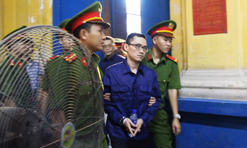 Các đồng phạm của Phạm Công Danh lần lượt được dẫn giải vào Tòa.