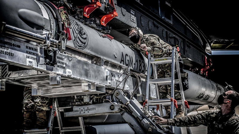 Máy bay ném bom của Không quân Mỹ hiện nay đã lỗi thời về mặt kỹ thuật. Nếu tích hợp vũ khí này lên máy bay B-21 đầy hứa hẹn thì trong trường hợp này, Mỹ sẽ không có vũ khí siêu thanh trước năm 2030 - thời điểm Mỹ đưa máy bay ném bom tàng hình thế hệ mới này đi vào hoạt động.