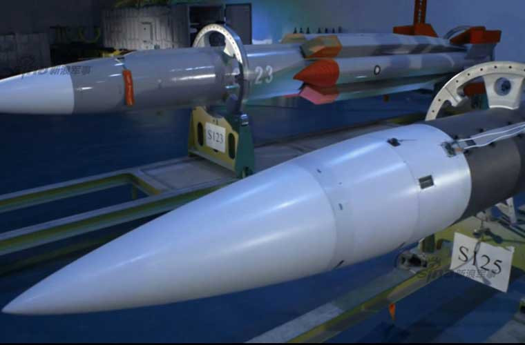 Một mặt lãnh đảo đảo Đài Bắc vẫn tìm cách giảm căng thẳng với Bắc Kinh, một mặt họ vẫn tăng cường sức mạnh quân sự sẵn sàng cho tình huống xấu.