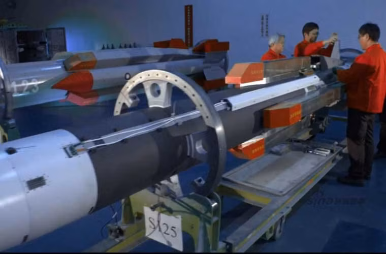 Đây là thế hệ thứ ba trong dòng tên lửa Hùng Phong do Viện Khoa học và Công nghệ Trung Sơn tại Đài Loan phát triển.