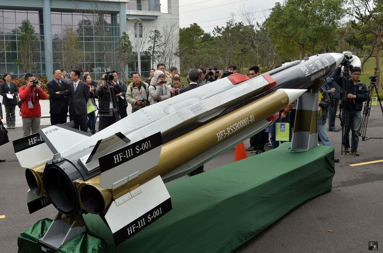 Ngoài triển khai trên tàu chiến, tên lửa Hùng Phong 3 của Đài Loan còn triển khai trên các hệ thống xe phóng trên đất liền.