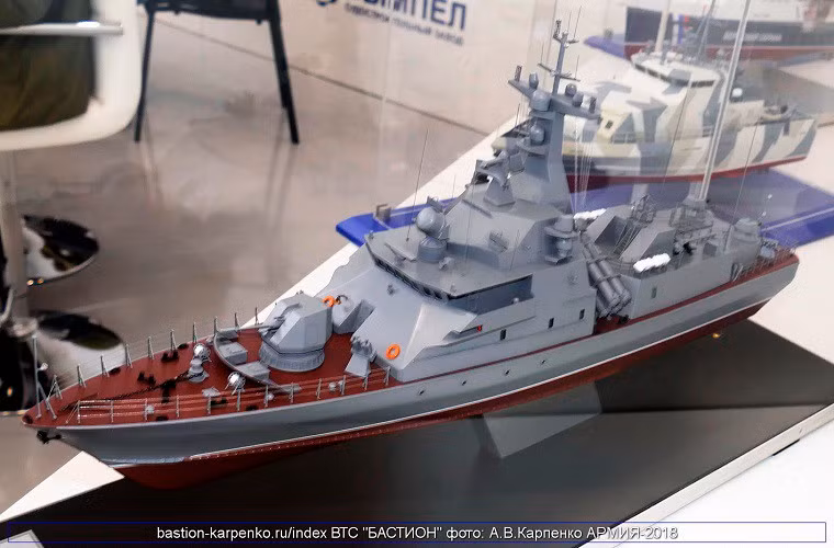 Biến thể tàu tên lửa Molniya này có thiết kế tổng thể hoàn toàn khác biệt so với các tàu tên lửa Molniya đang được Hải quân Việt Nam, Ấn Độ và Turkmenista sử dụng, trong đó nổi bật nhất là thiết kế thượng tầng của tàu. Nguồn ảnh: bastion-karpenko.