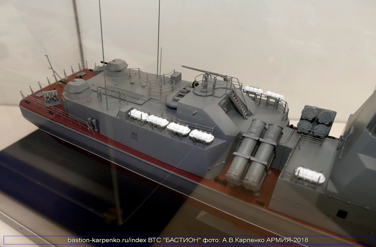 Hai pháo AK-630M nguyên bản được thay bằng 2 pháo AK-630M mới với thiết kế tháp pháo tàng hình. Đây cũng là lần đầu tiên thiết kế mới này của pháo AK-630M được lắp trên tàu chiến của Nga. Nguồn ảnh: bastion-karpenko.