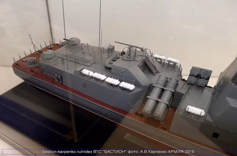 Hai pháo AK-630M nguyên bản được thay bằng 2 pháo AK-630M mới với thiết kế tháp pháo tàng hình. Đây cũng là lần đầu tiên thiết kế mới này của pháo AK-630M được lắp trên tàu chiến của Nga. Nguồn ảnh: bastion-karpenko.