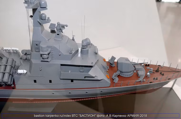 Hệ thống vũ khí trên tàu cũng có nhiều điểm thay đổi như: Pháo chính AK-176M được thay bằng loại AK-176MA hiện đại hơn và có thiết kế tàng hình. 4x4 bệ phóng KT-184 dùng cho tên lửa chống hạm Kh-35 Uran đặt dọc 2 bên thân tàu ở nguyên bản, được thay thế bằng 2x4 bệ phóng KT-184 đặt nằm ngang. Nguồn ảnh: bastion-karpenko.