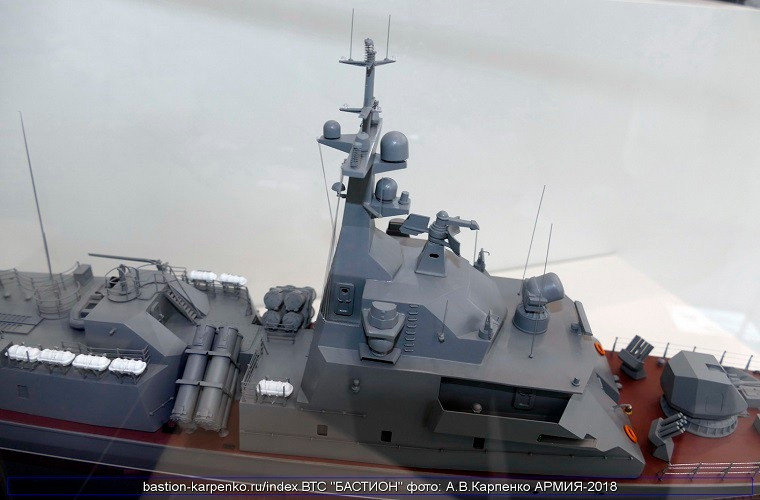 Cụm tổ hợp radar của tàu Molniya mới cũng được thiết kế lại gọn hơn khi không còn lắp đặt radar cảnh giới Pozitiv-ME phía trên đỉnh tháp, chỉ giữ lại radar dẫn bắn Garpun-Bal, radar kiểm soát hỏa lực pháo, radar hàng hải cùng hệ thống thiết bị gây nhiễu. Nguồn ảnh: bastion-karpenko.