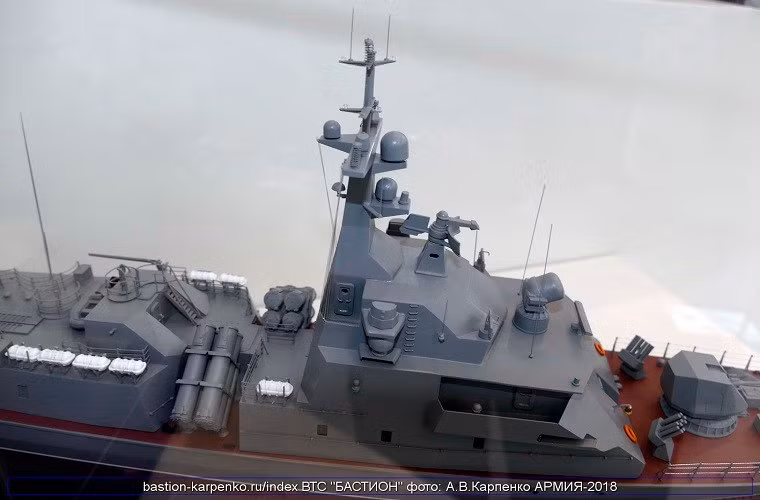 Cụm tổ hợp radar của tàu Molniya mới cũng được thiết kế lại gọn hơn khi không còn lắp đặt radar cảnh giới Pozitiv-ME phía trên đỉnh tháp, chỉ giữ lại radar dẫn bắn Garpun-Bal, radar kiểm soát hỏa lực pháo, radar hàng hải cùng hệ thống thiết bị gây nhiễu. Nguồn ảnh: bastion-karpenko.