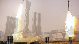 Các loại khí tài chuyên dụng, được thiết kế tối ưu hóa cho nhiệm vụ như radar cảnh giới tầm xa 9S15M Bill Board B, radar cảnh báo sớm tên lửa đạn đạo 9S19M High Screen, radar điều khiển hỏa lực 9S32M Grill Screen và cả radar tích hợp trên xe phóng khiến việc thực hiện các biện pháp chế áp điện tử của đối phương nhằm vào Antey-4000 là gần như không thể.