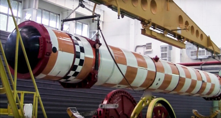 Tháng 2/2020, báo chí phát hiện một vật thể lớn được cho là phiên bản nâng cấp của ngư lôi gây sóng thần Poseidon, nhưng giờ đây họ tin đó là Skiff. Vũ khí trên đã được đưa lên một con tàu bí mật của Nga mang tên Akademik Aleksandrov.