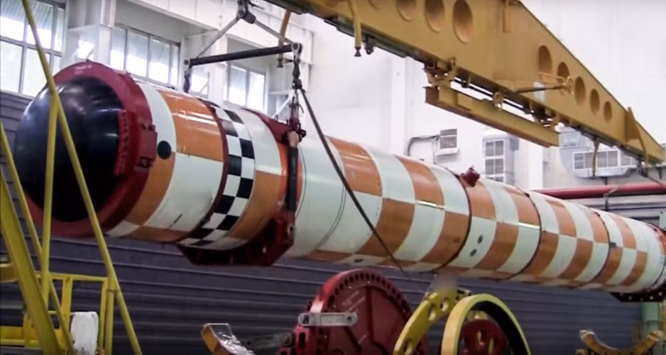 Tháng 2/2020, báo chí phát hiện một vật thể lớn được cho là phiên bản nâng cấp của ngư lôi gây sóng thần Poseidon, nhưng giờ đây họ tin đó là Skiff. Vũ khí trên đã được đưa lên một con tàu bí mật của Nga mang tên Akademik Aleksandrov.