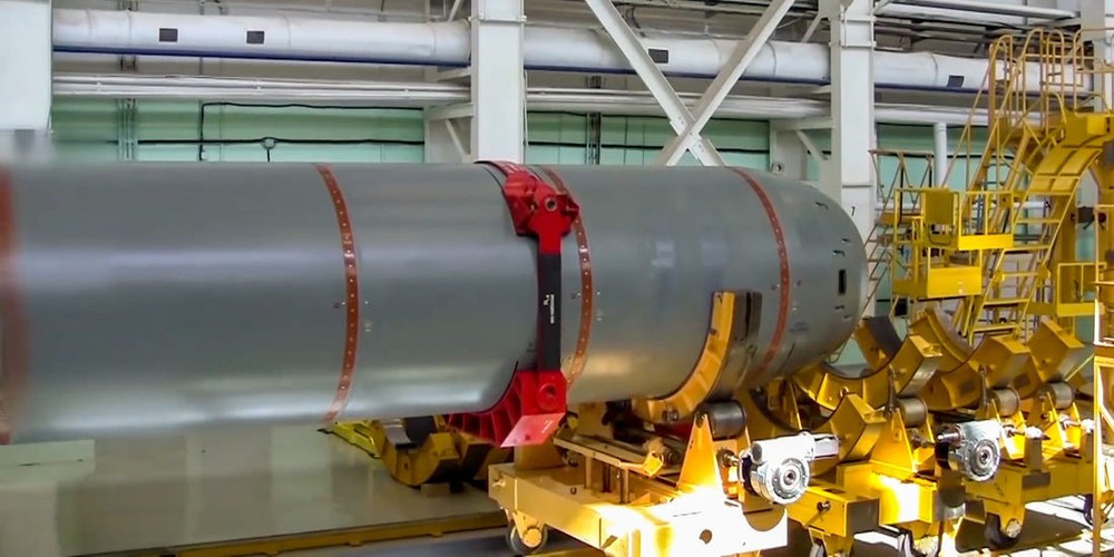 "Con quái vật" với chiều dài 25 m, trọng lượng phóng tối đa 100 tấn này có thể nằm yên dưới đáy biển trong suốt nhiều năm liền ở độ sâu 900 m, vị trí triển khai nó vì vậy trở thành vấn đề được NATO đặc biệt quan tâm.