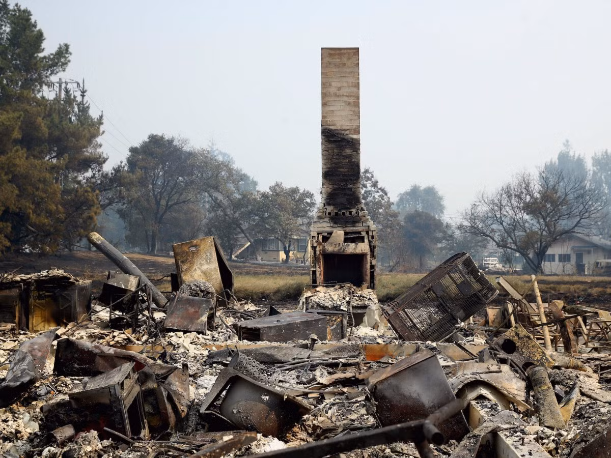 Đám cháy Atlas phá hủy những ngôi nhà ở Napa. Ảnh: BI.