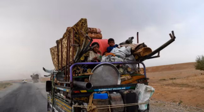 Những người dân thường Syria sơ tán từ Deir Ezzor tới trại tị nạn ở ngoại ô Raqqa. Ảnh: Telegraph.