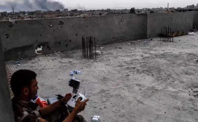 Một chiến binh SDF điều khiển chiếc máy bay không người lái ở Raqqa. Ảnh: Telegraph.