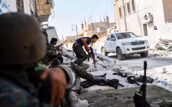 Theo các quan chức người Kurd, khoảng 5.000 đến 7.000 dân thường vẫn mắc kẹt trong thành phố Raqqa. Ảnh: Telegraph.