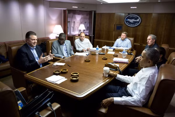 Ông Kritenbrink (trái) cùng các cố vấn cấp cao trao đổi với cựu Tổng thống Barack Obama trên chiếc chuyên cơ Không Lực Một khi bay tới Hà Nội (Việt Nam) hồi năm 2016. Ảnh. Omaha.