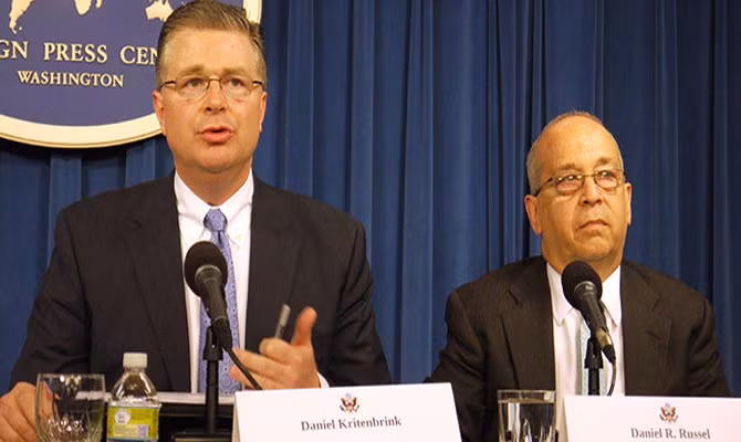 Ông Kritenbrink (trái) là người bang Virginia, Mỹ. Ông tốt nghiệp cử nhân Đại học Nebraska và nhận bằng Thạc sĩ của Đại học Virginia. Ảnh: ocac.gov.tw.