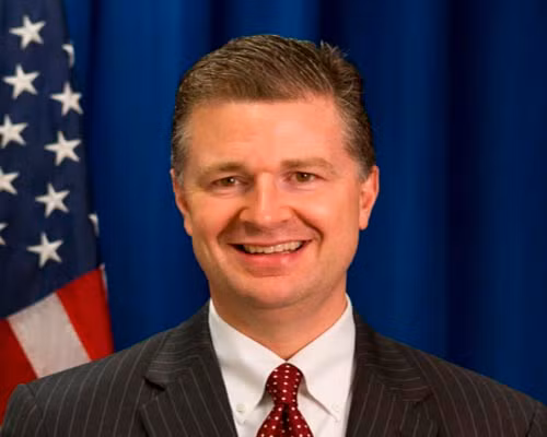 Ông Daniel, 46 tuổi, bắt đầu sự nghiệp ngoại giao từ năm 1994 và đã kinh qua nhiều vị trí trong Bộ Ngoại giao Mỹ. Ảnh: AmCham Vietnam.