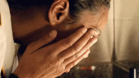 Nếu không muốn da xấu, đừng rửa mặt dưới vòi hoa sen - Hình 3 Neu khong muon da xau, dung rua mat duoi voi hoa sen-Hinh-3