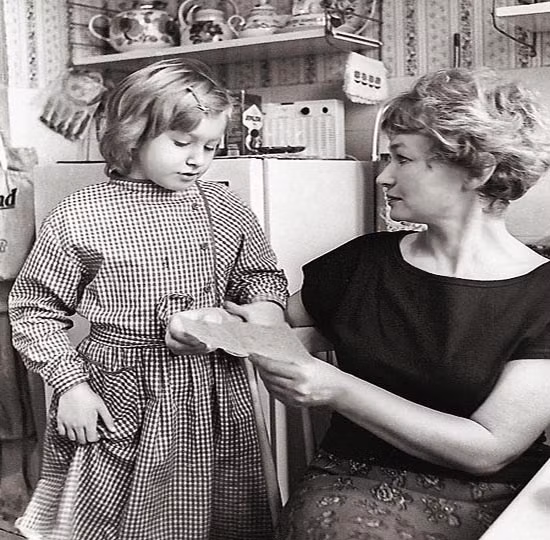 Ksenia theo học ngành Quan hệ Quốc tế tại Đại học Quốc gia năm 1998. Đến năm 2001, cô chuyển về Moskva và học tại viện quốc gia Moskva về quan hệ quốc tế. Năm 2002, sau khi lấy bằng cử nhân, Sobchak đã theo học khóa thạc sĩ về chính trị học cùng trường. Ảnh. Telesem.ru.