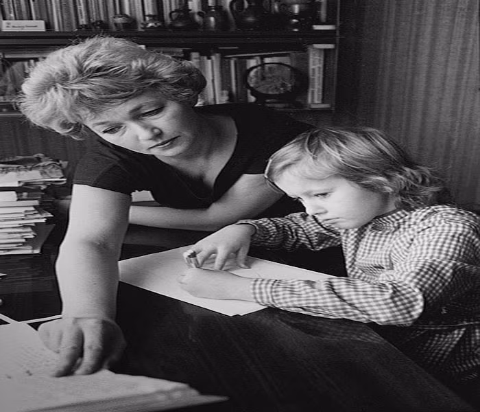 Cô bé Ksenia ngày nào chăm chỉ học bài. Ksenia được ví là “Paris Hilton của nước Nga”. Ảnh: Photopolygon.com.