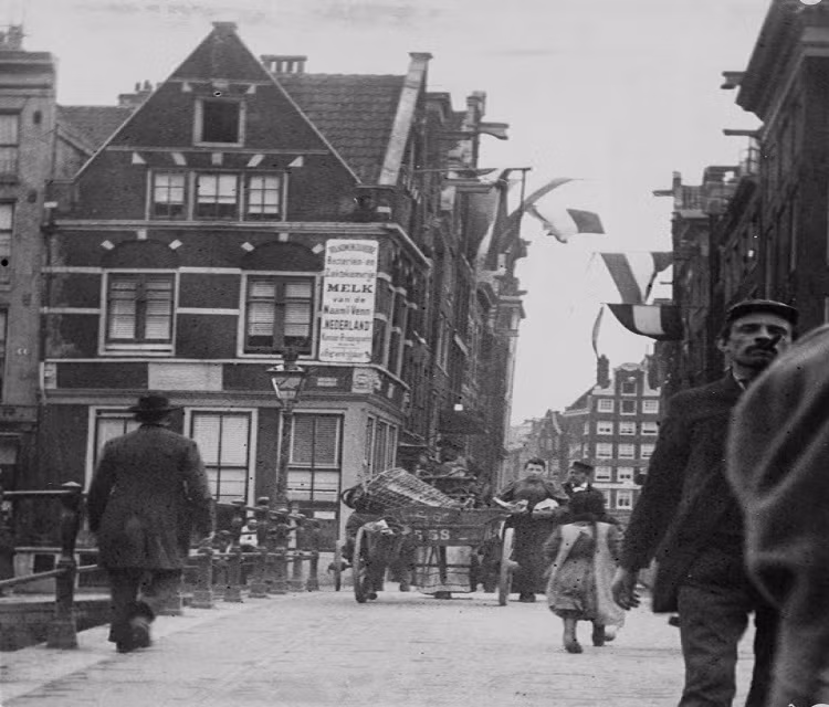 Con đường tấp nập người qua lại ở Amsterdam hồi thập niên 1890. Ảnh: VT.
