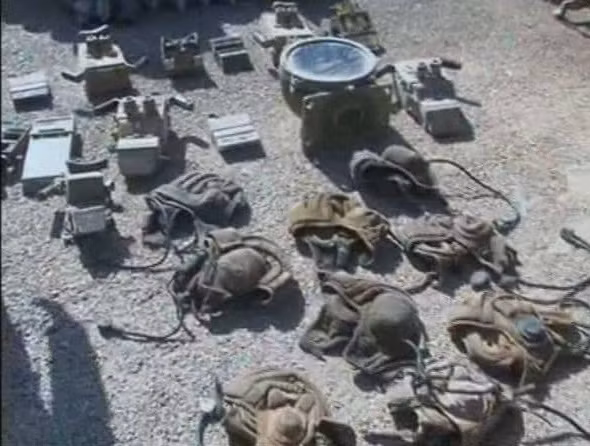 Theo nguồn tin quân sự, quân đội Syria phát hiện lượng lớn vũ khí này trong quá trình kiểm tra một căn cứ ngầm gần thành phố Salamiyah. Ảnh: AMN.