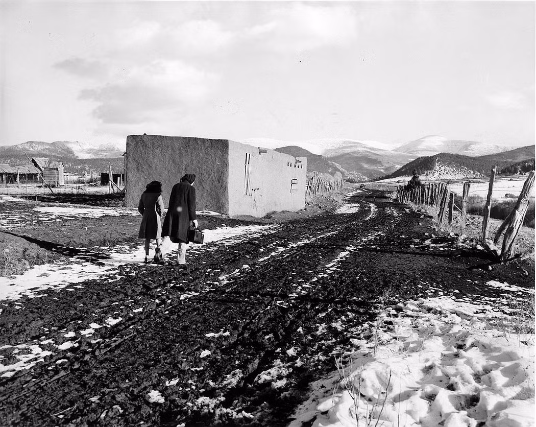 Một y tá và thông dịch viên trên đường tới nhà của một bệnh nhân ở Liano Quemado trong thời kỳ Chiến tranh Thế giới thứ hai. Ảnh: VT.