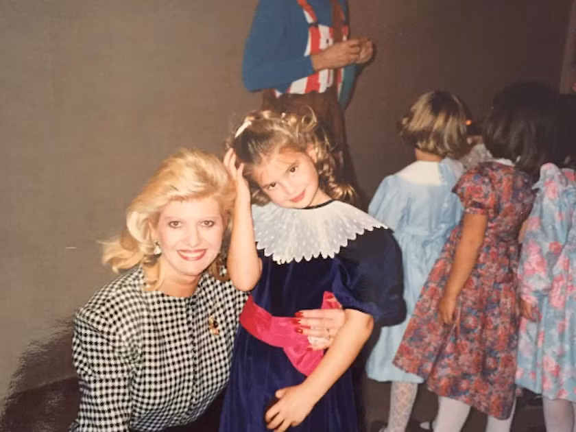 Họ có với nhau ba người con: Donald Jr., Ivanka và Eric Trump. Ảnh: Ivana bên con gái Ivanka. Ảnh: BI.