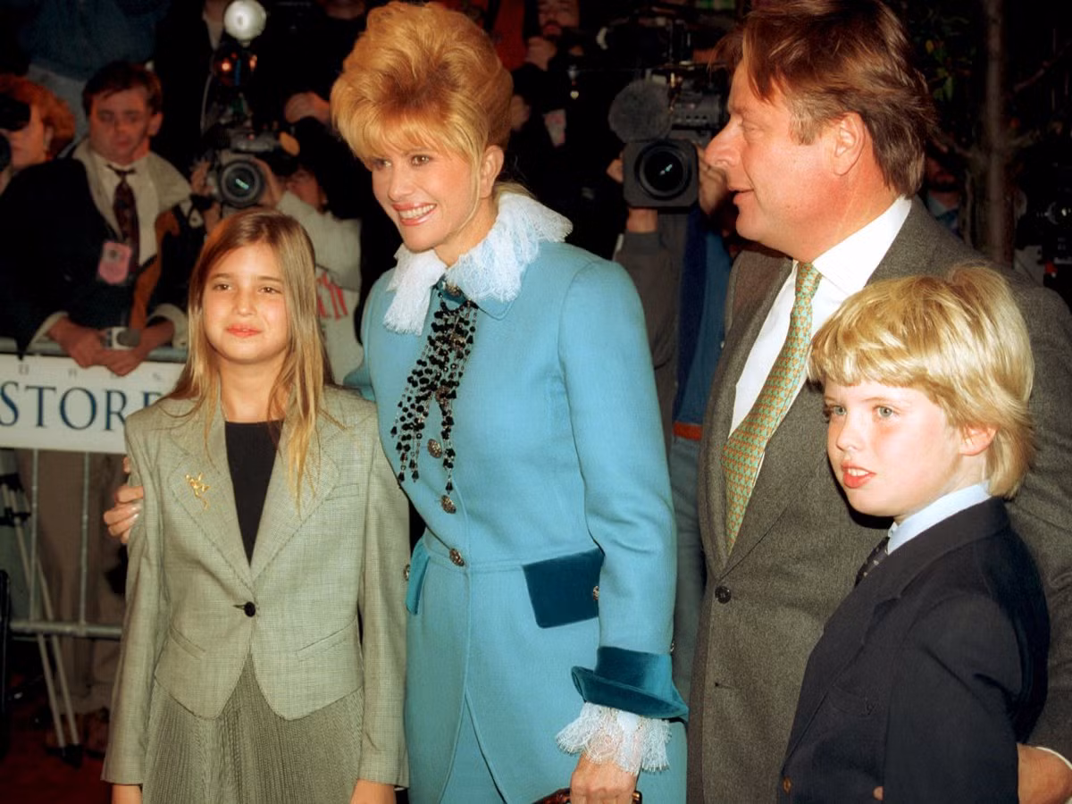 “Ivana gặp trực tiếp và yêu cầu cô ấy (Maples) tránh xa chồng mình”, People đưa tin hồi đầu năm 1991. Khi đó, ông Trump được cho là cố tình tránh mặt hai người phụ nữ nhưng Ivana đã đuổi theo và “tát vào mặt ông ấy”. Ảnh: BI.