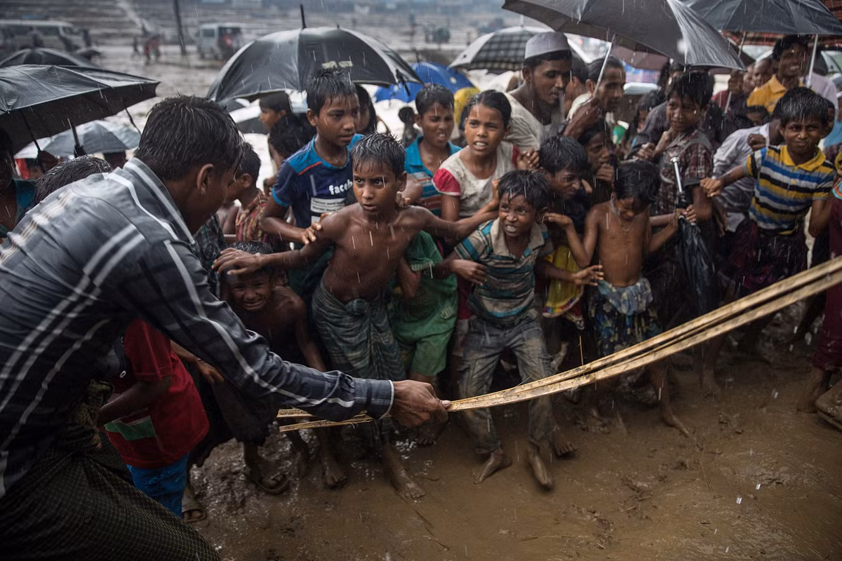 Các em nhỏ Rohingya đứng dưới trời mưa tầm tã tại khu trại Thainkhali ở Cox’s Bazar ngày 4/10. Ảnh: The Atlantic.