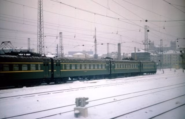 Đoàn tàu di chuyển trên đường ray phủ đầy tuyết trắng. Ảnh: ER.